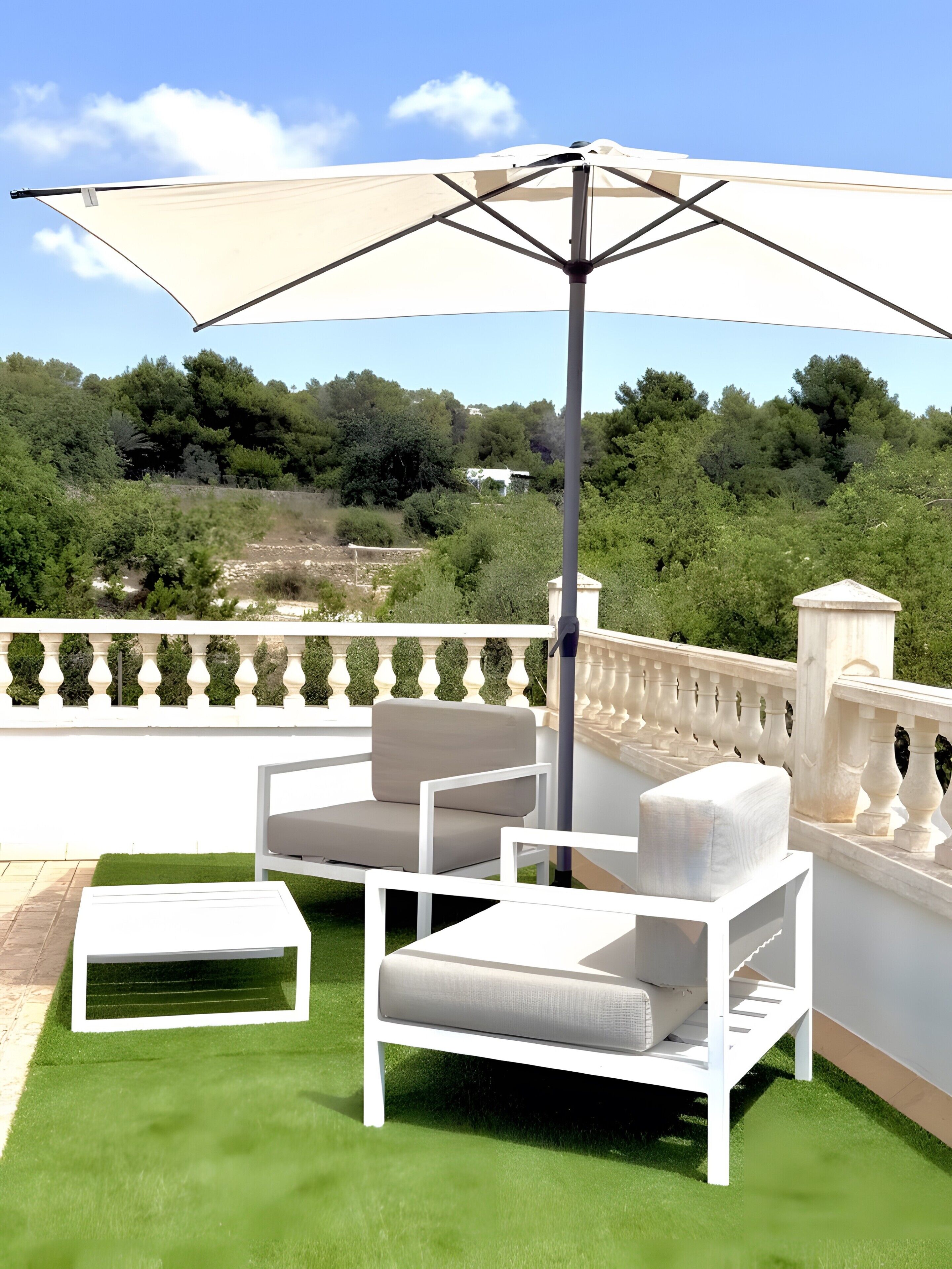 Een terras op het dak met een witte zithoek, inclusief een bank en een stoel, onder een grote parasol.
