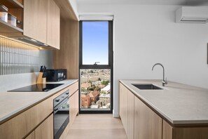 Eine moderne Küche mit Backofen, Mikrowelle und Spüle.