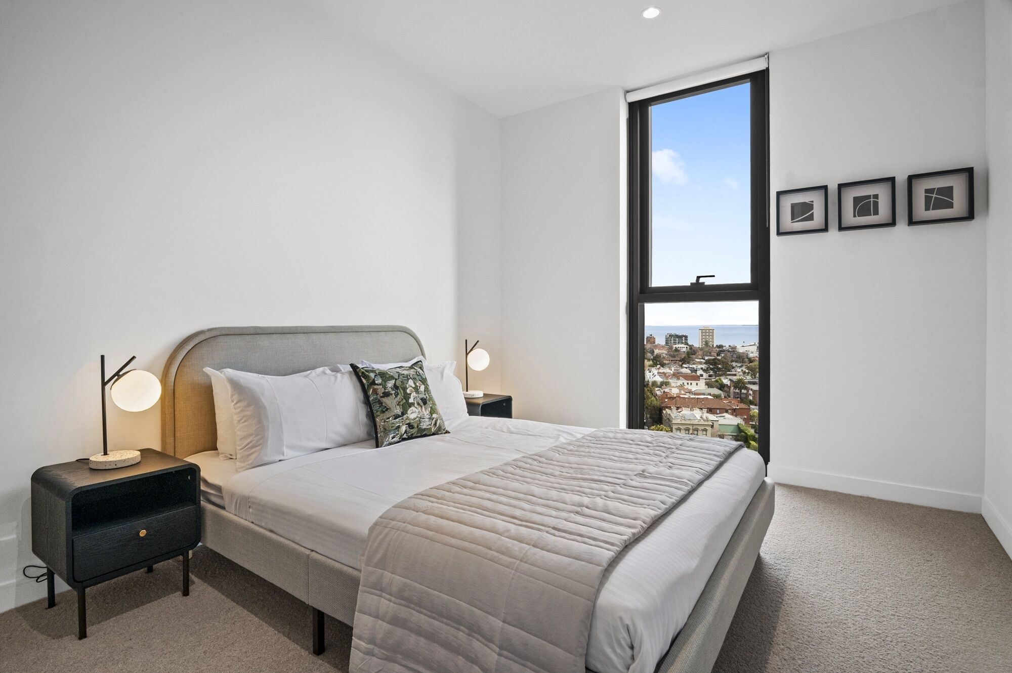 Iron/ironing board, bed sheets