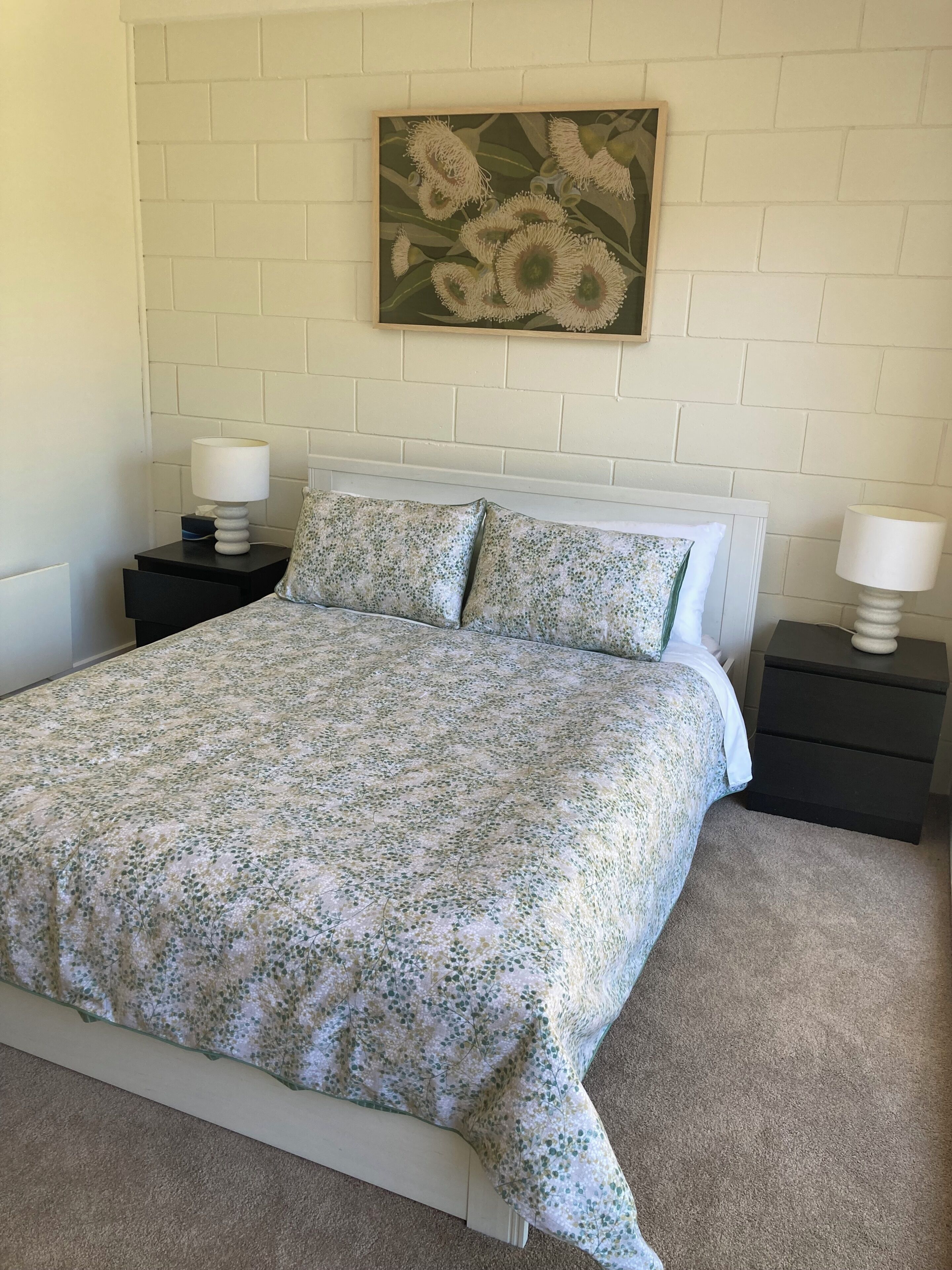 Iron/ironing board, bed sheets