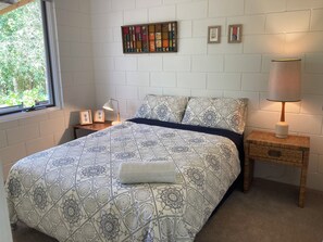 Unclassified image, 3 of 12, button - Spacious and fully renovated mid century cottage with large private back garden. (Briagolong)