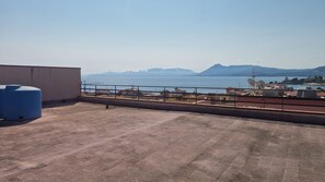 A rooftop terrace with a view of the sea and distant mountains. - Micu Room - Sikania Agrirelais, Mountain View (Caccamo)