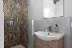 A bathroom with a shower, a sink, and a mirror. - Micu Room - Sikania Agrirelais, Mountain View (Caccamo)