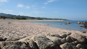 A beach with rocky foreground and a clear sky. - Holiday Home 'La Bergerie' with Sea View, Wi-Fi and Air Conditioning (Bonifacio)
