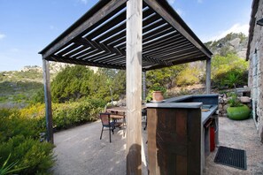An outdoor patio with a pergola, a barbecue area, and a seating arrangement. - Holiday Home 'La Bergerie' with Sea View, Wi-Fi and Air Conditioning (Bonifacio)