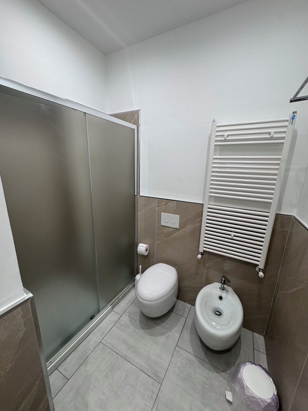 Dusche, Haartrockner, Bidet, Handtücher