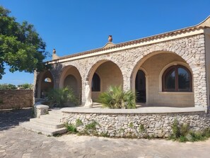 A stone building with three arched windows and a statue in front. - SeaShell – Salento Retreat: Private Pool, Wi-Fi & A/C, 1 km from the Sea (Corsano)