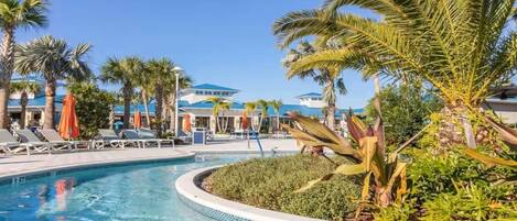 Une piscine dont la profondeur maximale est indiquée à 3 pieds, entourée de palmiers et de chaises longues.