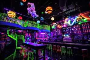 A bar with neon lights, a bartender, and a neon sign. - Modern King Studio, Pool, Near MD Anderson and NRG (Houston)