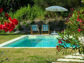 A swimming pool with two lounge chairs and an umbrella. - Holiday Home 'Alloro' with Mountain View, Private Pool and Wi-Fi (Pergola)