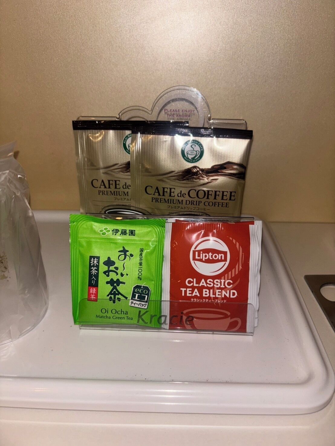 Un vassoio con tre prodotti per caffè e tè: due confezioni di CAFE de COFFEE caffè in goccia premium e una miscela di tè classica Lipton.