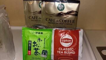 Un vassoio con tre prodotti per caffè e tè: due confezioni di CAFE de COFFEE caffè in goccia premium e una miscela di tè classica Lipton.