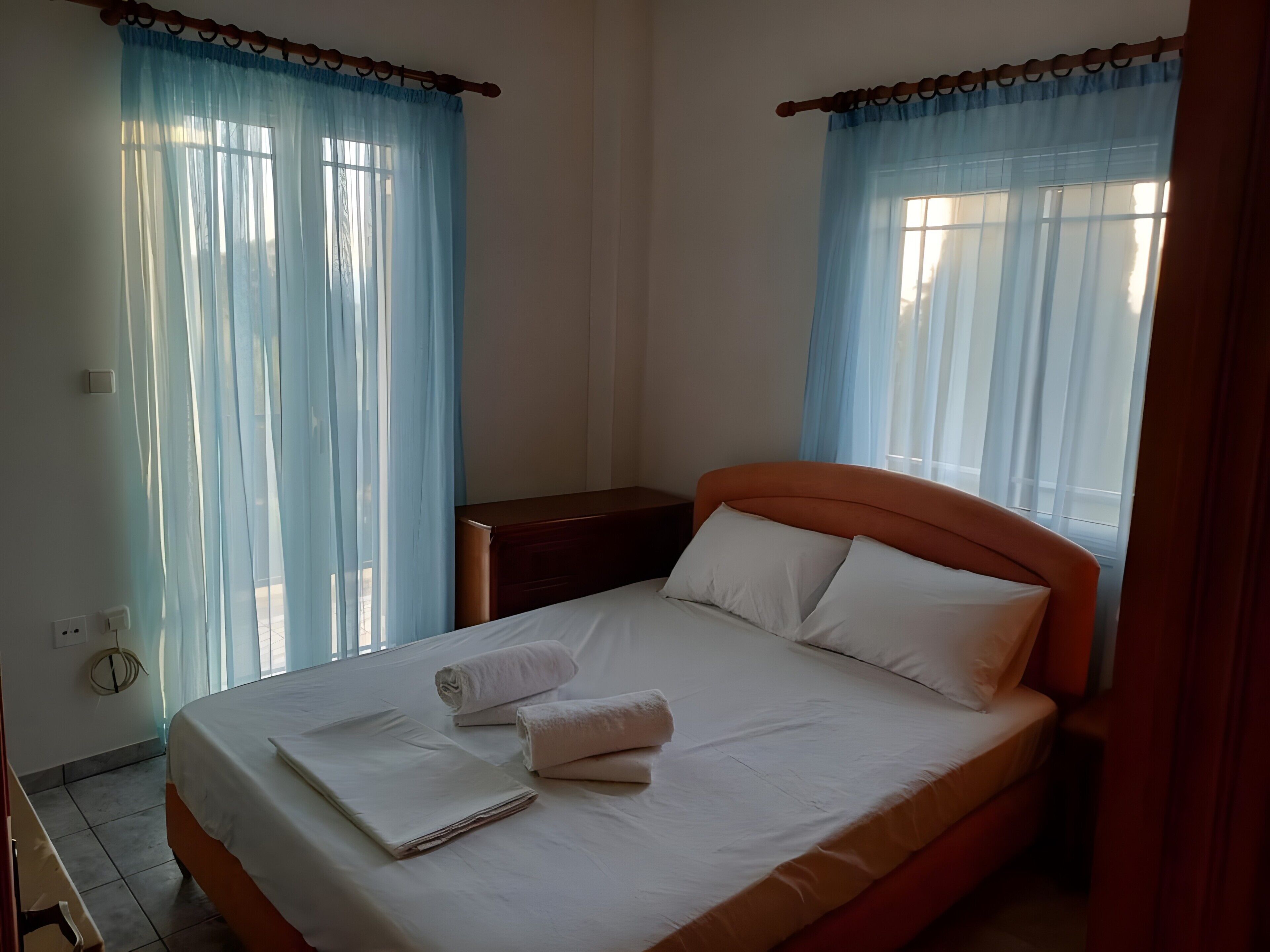 Iron/ironing board, WiFi, bed sheets