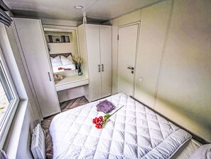 A bedroom with a bed, a wardrobe, and a mirror. - Tiny Haus Christas Oase by Interhome (Riedenburg)