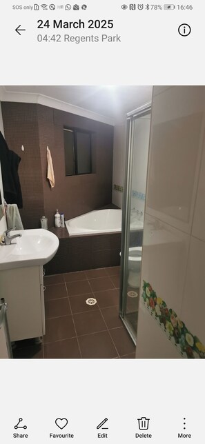 Bathroom - Room-charming guest room in Regents Park (Regents Park)