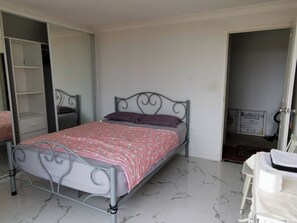 Room - Room-charming guest room in Regents Park (Regents Park)