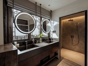 Phòng 2 giường đơn có thiết kế đặc trưng, quang cảnh vườn | Phòng tắm | Buồng tắm vòi sen, giấy vệ sinh