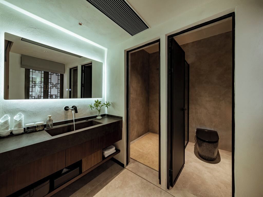Luxury Double Room, Garden View | Bathroom | Shower, hair dryer, slippers, towels
