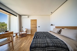 Ein modernes Schlafzimmer mit einem hölzernen Bett, einem Schreibtisch und einem Stuhl.