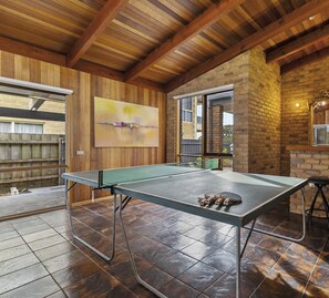 A ping pong table in a room with wooden beams and stone walls. - Edgewater *1 NIGHT FREE* Rye Beach & Village Escape (Rye)