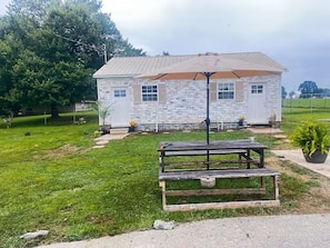 A small brick house with a porch and a bench in front. - Peaceful Private Pet Friendly Studio-10 Miles from Buc-ee's & I65 (Harvest)