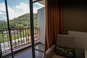Un balcón con vistas a un paisaje verde y una carretera.