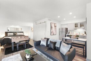 A modern apartment with a living room, a bedroom, and a kitchen. - Luxe 1BR Retreat |Pool & Hot Tub| TMC & NRG| Rodeo (Houston)