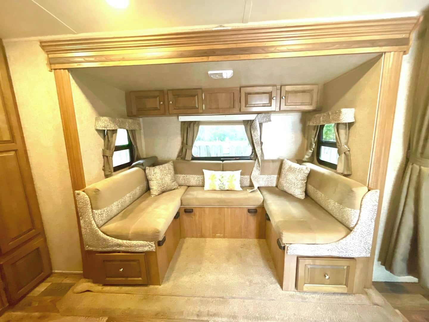 Surprisingly Comfy Rv With Everything You Need - Jacksonville, FL