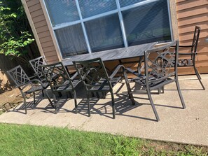 An outdoor patio with a table and chairs. - 4BR Denton Home Near UNT & TWU--Perfect for Work Trips & Families (Texarkana)