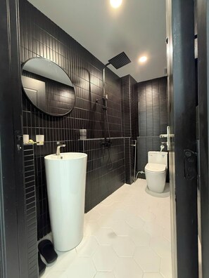 A modern bathroom with a large mirror, a white sink, and a toilet. - 5 Beds for 10ppl l 3 Bedrooms l Near Thao Dien (Thành phố Hồ Chí Minh)