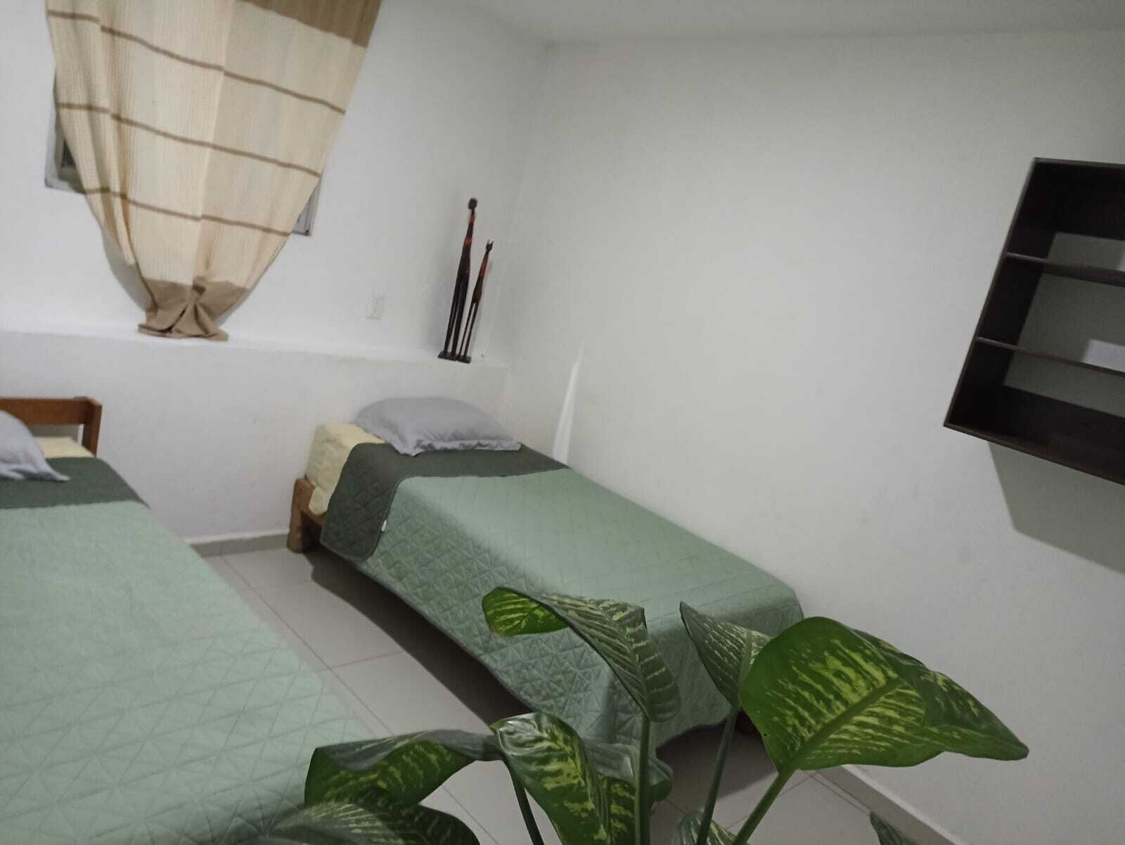 Tabla de planchar con plancha, wifi, ropa de cama