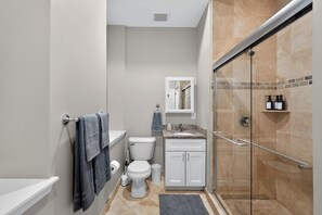 Bathroom - Serene 2-bedroom apartment in Center City Philadelphia (Philadelphia)