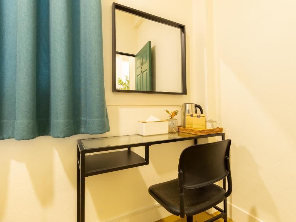  Standard Queen Room Shared Bathroom with Window | Innenbereich