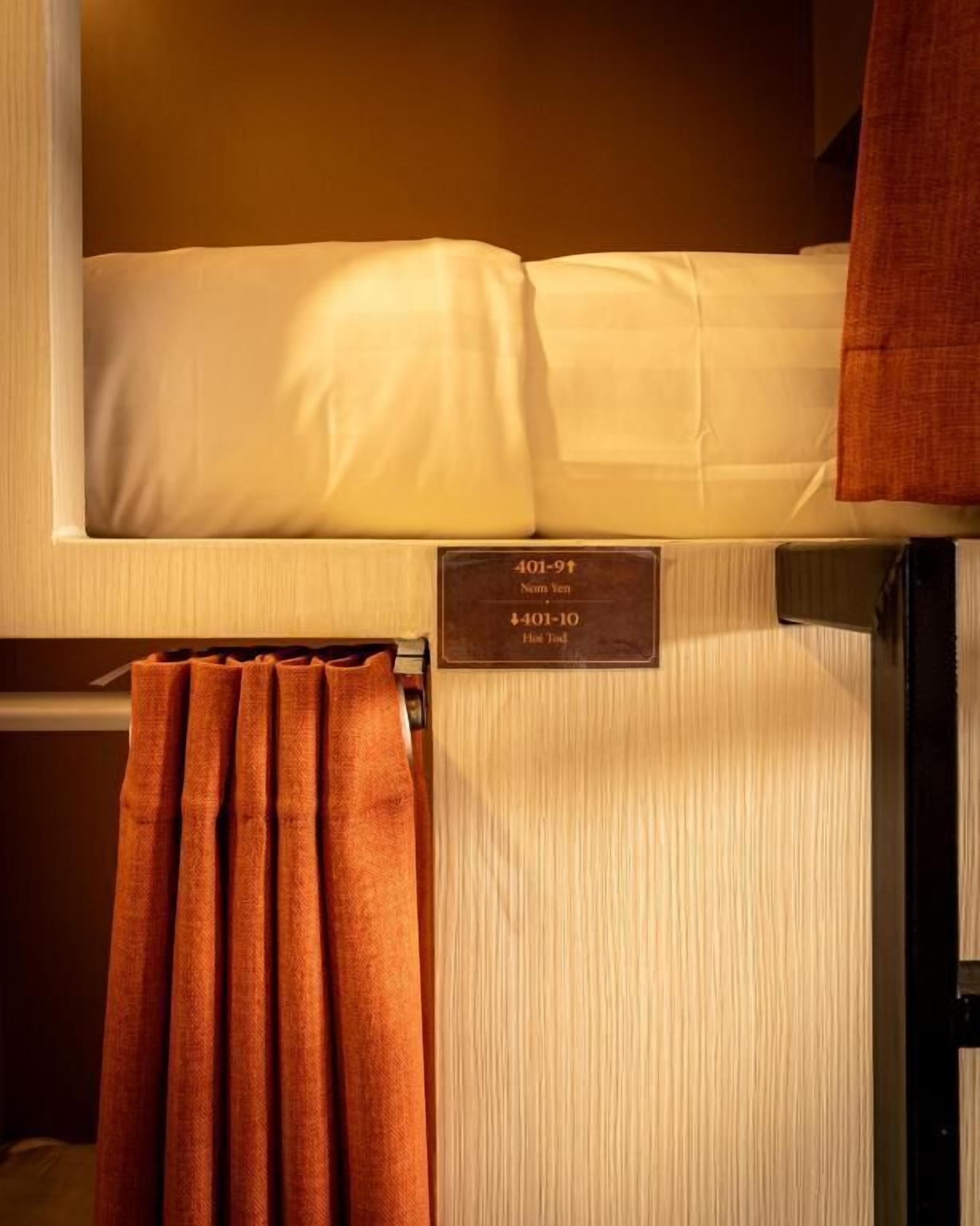  Single Pod in 10-Bed Mixed Dormitory