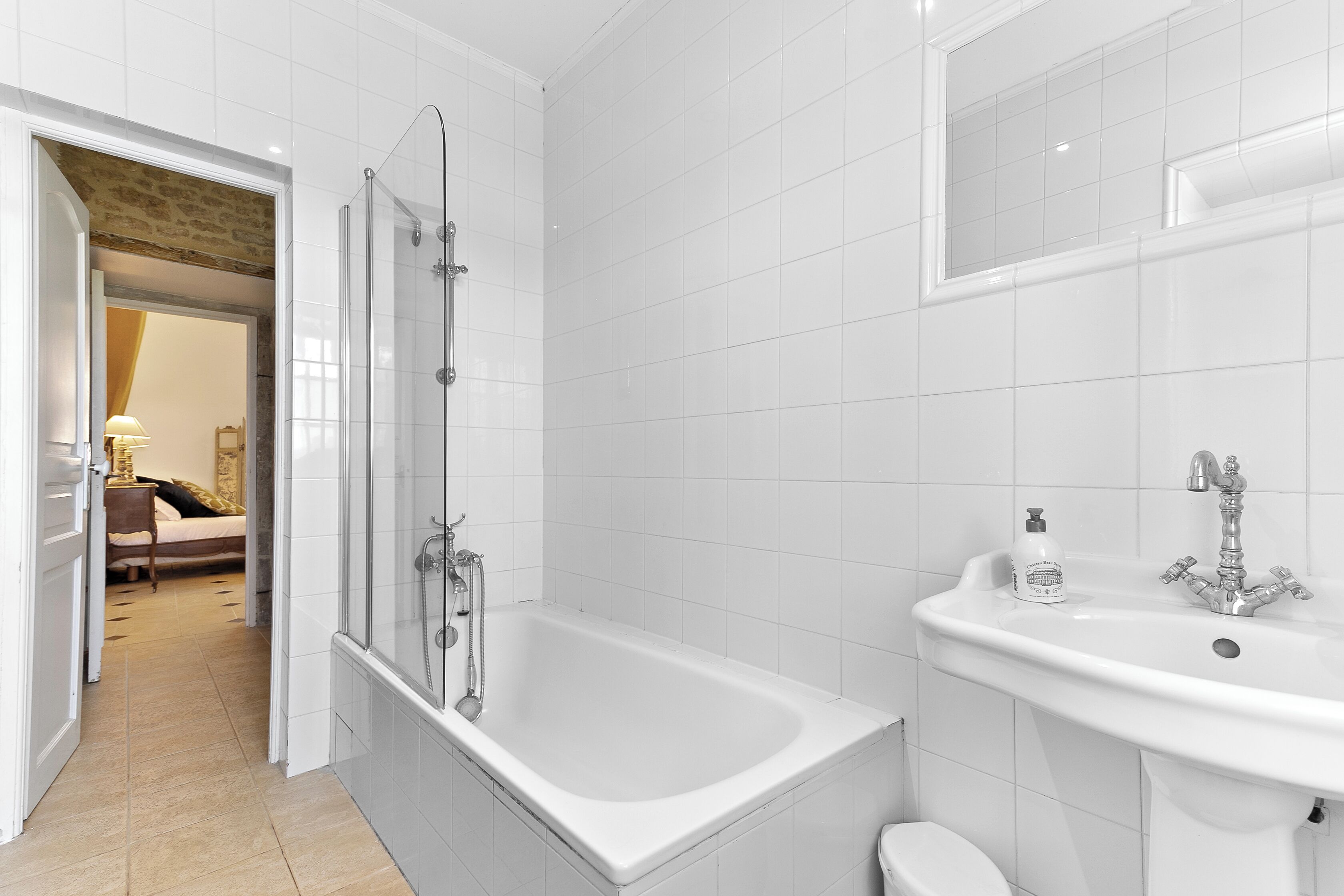 Une salle de bain moderne avec une douche à parois de verre, un lavabo blanc et des toilettes.