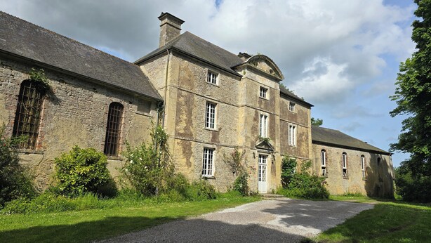 A historic stone building with multiple windows and a central entrance. - Château de l'Isle Marie (Picauville)
