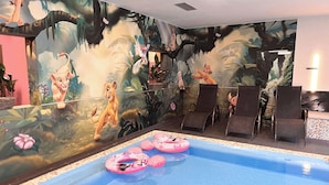 Ein Innenpool mit Wandgemälden von Zeichentrickfiguren.