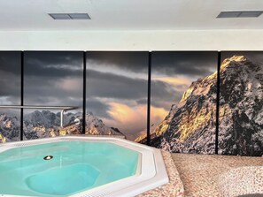 Ein Whirlpool mit Blick auf die Berge.