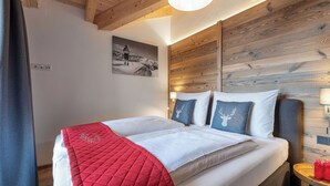 Ein Hotelzimmer mit einem Bett, einem hölzernen Kopfteil, einem Gemälde und einer Lampe.