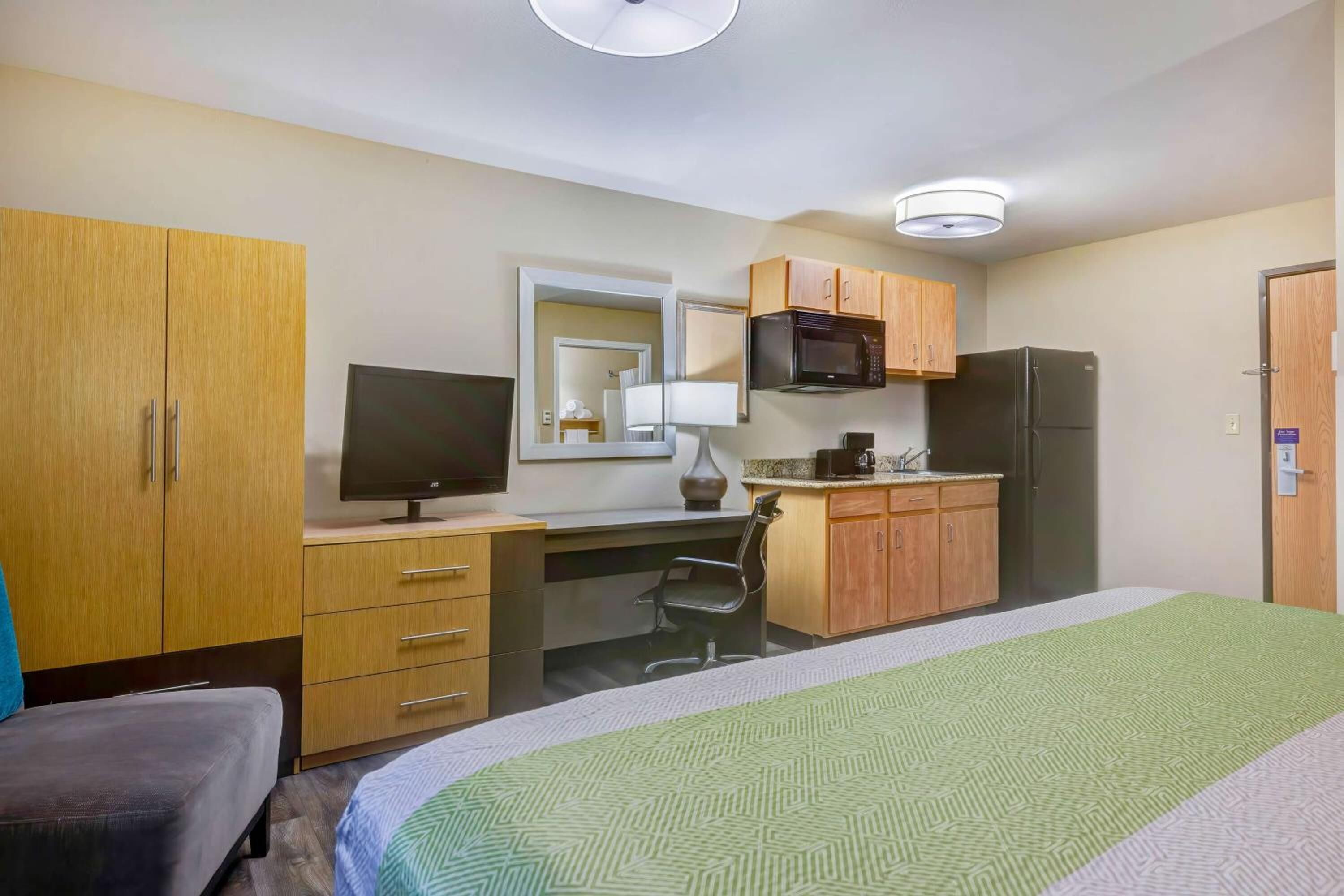 1 King Bed Unit W/ Kitchenette & Free Parking | Oak Park Mall - 2.4 Miles - Shawnee, KS