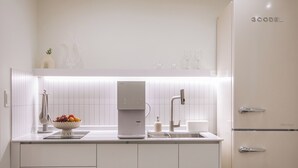 Mini-fridge, microwave, cookware/dishes/utensils - D-ON Stay (Daejeon)