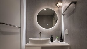 Double Room, Non Smoking, Private Bathroom | Bathroom - D-ON Stay (Daejeon)