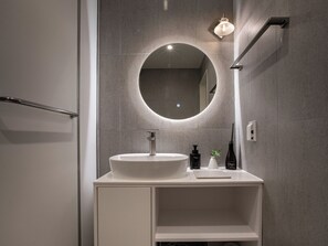 Chambre Double, non-fumeurs, salle de bains privée | Salle de bain | Douche, sèche-cheveux, serviettes fournies, shampoing