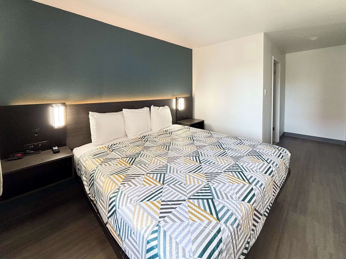 Enjoy Budget-friendly Comfort At A Modern Room In Irving's Heart - Dallas, TX