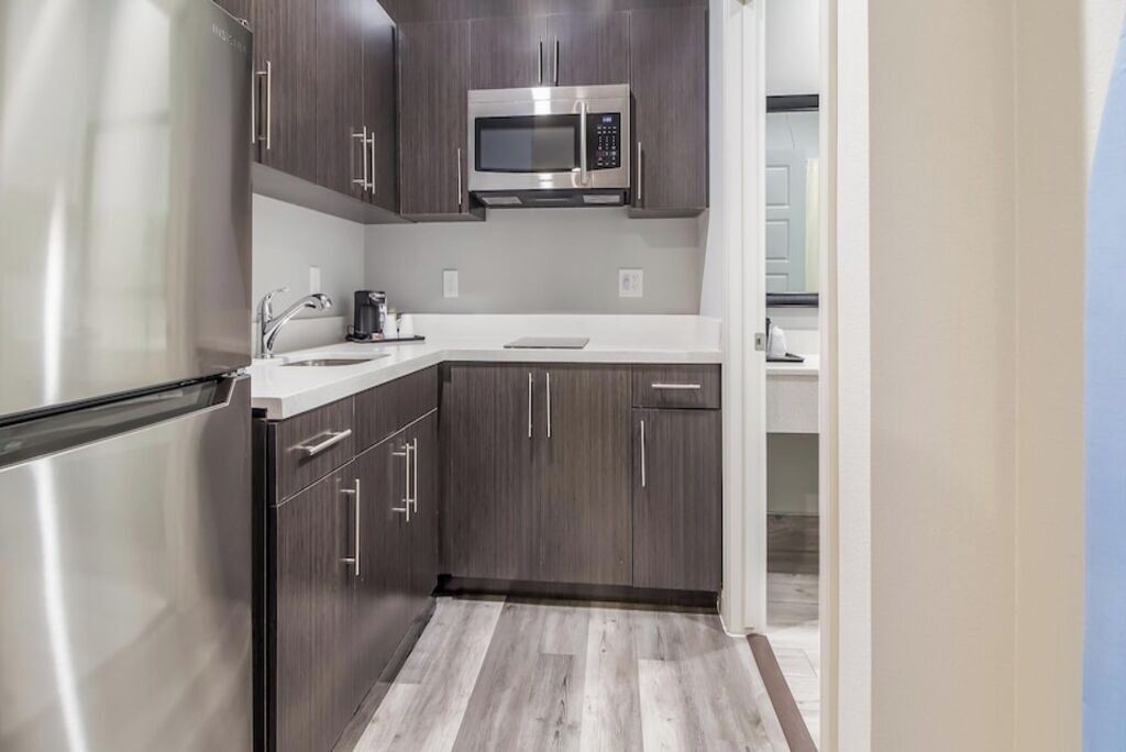 Coffee/tea maker, fridge, microwave, stovetop