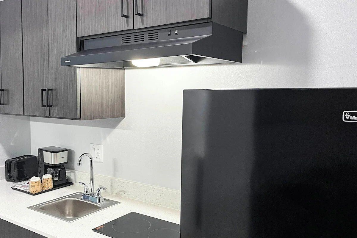 Coffee/tea maker, fridge, microwave, stovetop