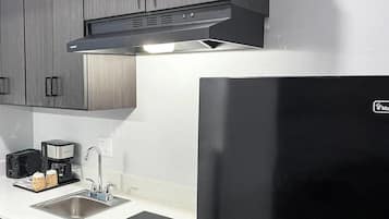 Coffee/tea maker, fridge, microwave, stovetop