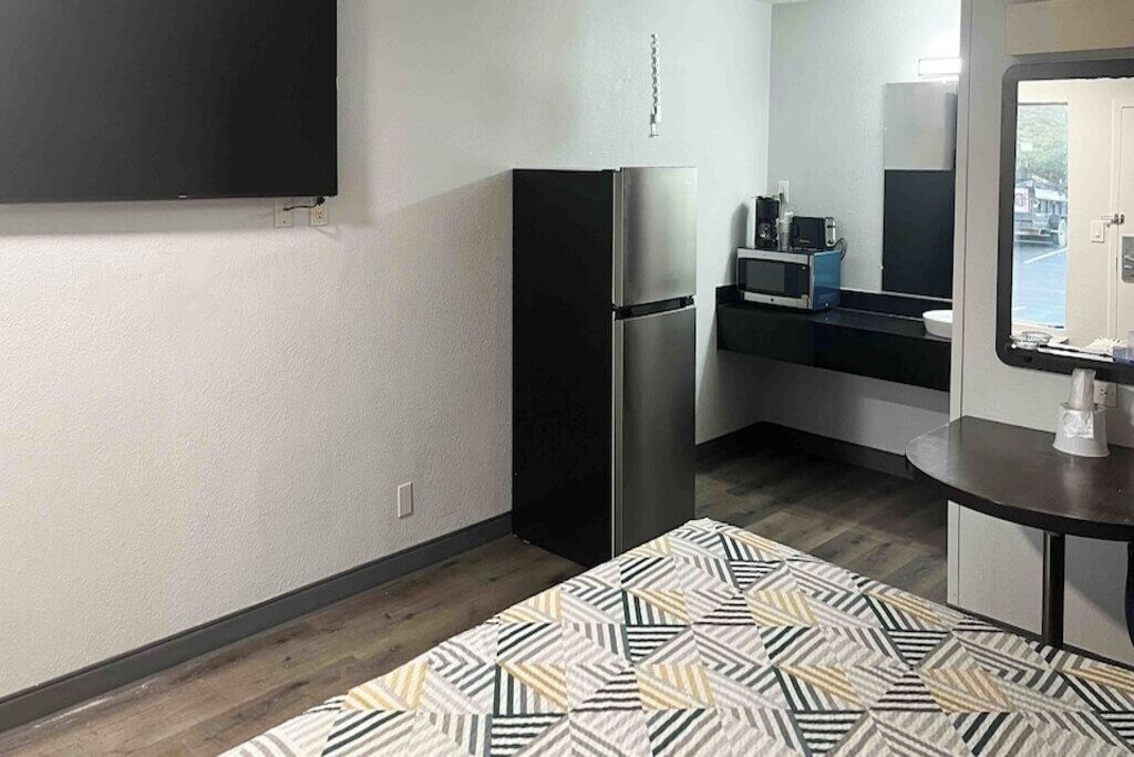 Augusta King Room W/ Kitchenette Near Riverwalk Entertainment - Augusta, GA