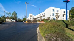 Unclassified image, 2 of 20, button - Augusta King Room w/ Kitchenette Near Riverwalk Entertainment (Augusta)