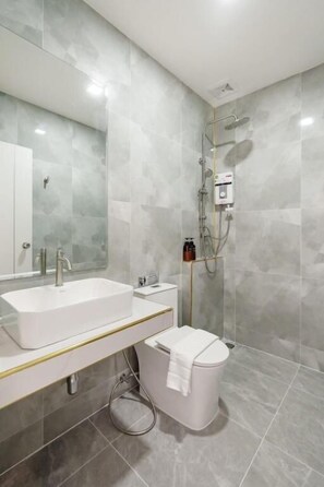 Shower, free toiletries, hair dryer, towels - i2 Resort Lampang (Mueang Lampang)